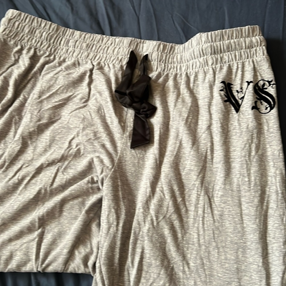 Victoria’s Secret 2010s grey thin sweatpants with velvet black logo. Sz XL